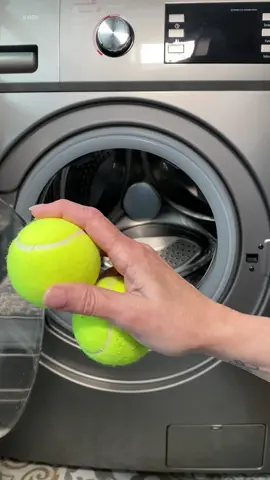 TIP/TRUCO Imprescindible si tienes mascotas 🐶😽 Dos pelotas 🎾🎾, es lo único que necesitas para atrapar los pelos y pelusas de la ropa, además tu colada saldrá más esponjosa y tardará menos tiempo en secarse. 🤗 . . . #tipscaseros  #tips #trucos #tipslimpieza  #tipscaseros #limpiezahogar #trucoslimpieza 