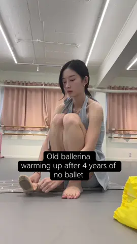 Feels like my body is not mine🥲 we should stretch everyday.. #ballet #balletdancer #ballerina #grwm #warmups #stretching #koreangirl #model 