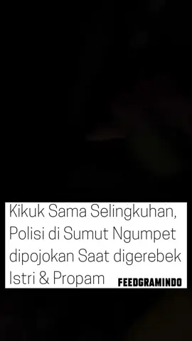 Sorang polisi di @humas_polrestanjungbalai Sumatera Utara, menjadi sorotan setelah terekam video sedang bersembunyi di rumah seorang wanita yang diduga selingkuhannya. Aksi penggerebekan tersebut dilakukan langsung oleh istri sah sang polisi, Dila. Videonya viral di media sosial pada Rabu (23/7/2025). Peristiwa ini terjadi pada Selasa (22/7/2025) dini hari di sebuah rumah di Kecamatan Datuk Bandar, Kota Tanjungbalai Dihukum salat apa guling2 bapak @poldasumaterautara  📹  @fazzdilla.rebecca 
