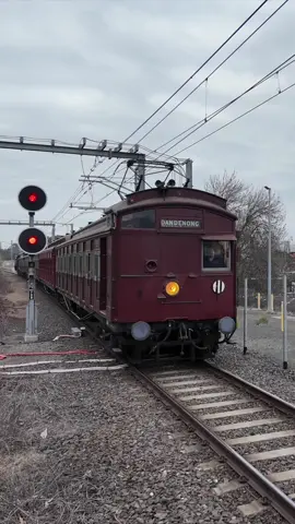 The Tait set & A² 986 at Berwick Station. Part of Beaconsfield Shuttles. #steamrailvictoria #steamtrain #taitset #redrattler #pakenhamline 