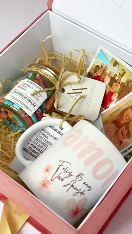 🎁 Um presente cheio de memórias, carinho e gratidão ✨ Para celebrar os 85 anos dessa avó tão amada, preparamos um kit cheio de afeto: 💌 Pote das bênçãos para lembrar o quanto Deus foi bom, 📷 Polaroides com momentos que aquecem o coração, ☕ Uma caneca para acompanhar as conversas e os cafés da vida, 💖 E um pedacinho do amor da neta em cada detalhe. Porque honrar quem veio antes de nós… é abençoar gerações! 🌸 #presentecomamor  #kitpersonalizado  #avóamada  #85anosdeamor  #memóriasqueabençoam  #potedasbençãos  #presenteespecial                 