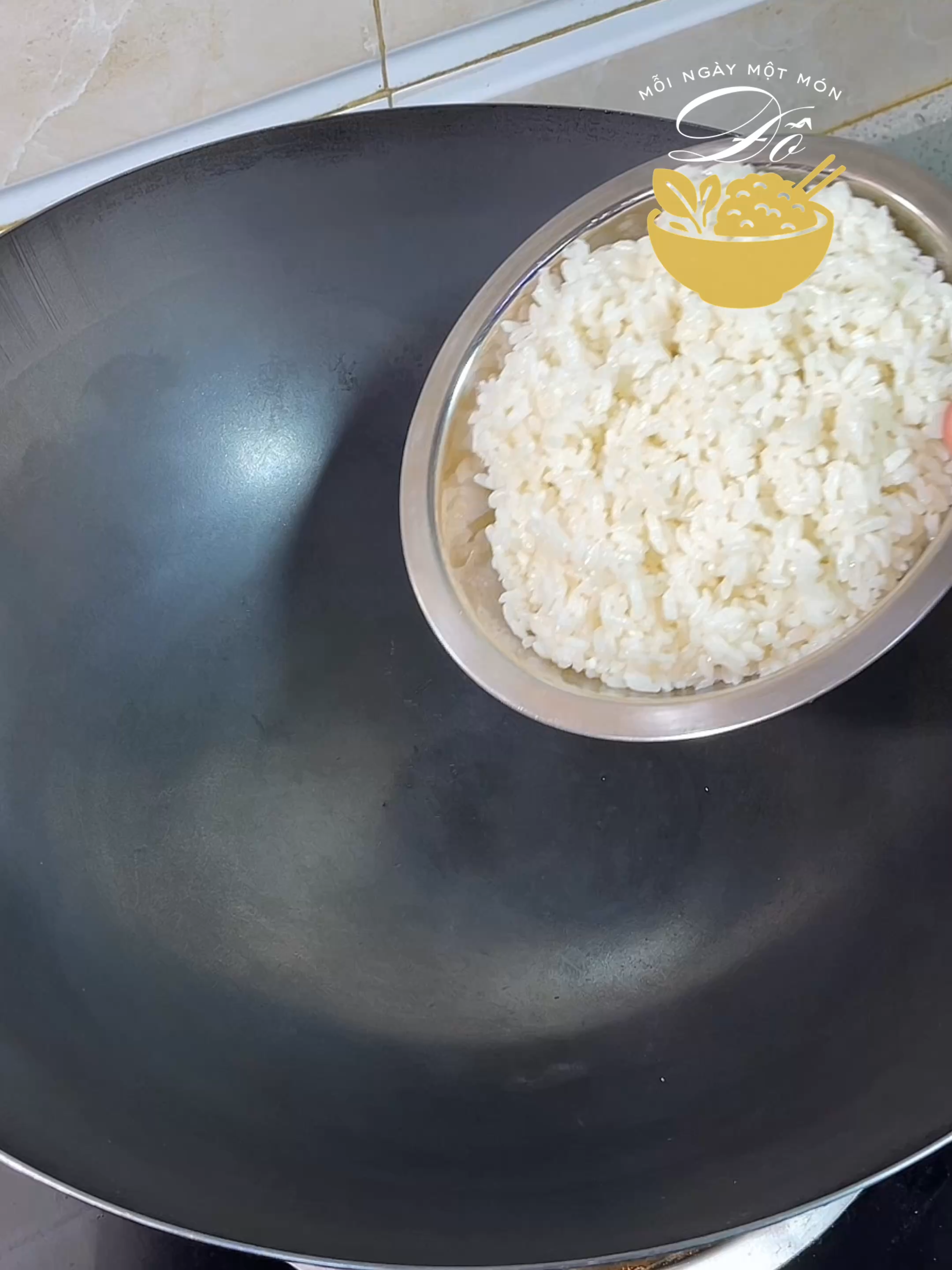 Đây mới là cách làm cơm chiên trứng đúng chuẩn! Hãy thử ngay để cảm nhận hương vị tuyệt vời này nhé! #ĐỗMỗiNgàyMộtMón #CơmChiênTrứng #MónNgonGiaĐình #NấuĂnNhanhGọn #GiaVịChiênCơm