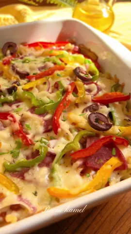🍕 مكرونة البيتزا… طعم البيتزا مع سهولة المكرونة! 🍝 📌 المقادير: لسلق المكرونة: 	•	٢٥٠ جرام مكرونة 	•	ماء كافي للسلق 	•	١ ملعقة كبيرة ملح لتحضير الصلصة: 	•	٢ ملعقة كبيرة زيت 	•	٢ فص ثوم مفروم 	•	 عصير طماطم 	•	١ ملعقة كبيرة صلصة طماطم 	•	ملح، فلفل أسود، بابريكا، روزماري، زعتر (حسب الرغبة) للتغطية: 	•	جبنة موتزاريلا مبشورة 	•	شرائح سلامي 	•	فلفل ألوان مقطع شرائح 	•	بصل شرائح 	•	زيتون أسود أو أخضر (حسب الرغبة) . . . #reemkamel  #بيتزا #اكلات #وصفات_سهله #مكرونه ⁩