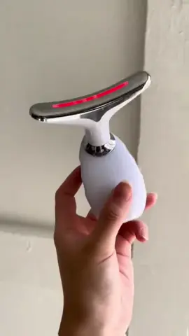 Esse Mini Massageador para o rosto e pescoço é o aliado ideal para o seu bem-estar diário. Ele estimula a circulação sanguínea, ativa os pontos de acupuntura, limpa os meridianos e melhora a circulação geral do corpo. Além disso, ajuda a acelerar o metabolismo, eliminar toxinas e resíduos acumulados e ainda contribui para reduzir rugas e o envelhecimento precoce da pele na região do pescoço. Com aquecimento de até 45 °C, proporciona uma sensação de conforto profundo e relaxamento. Seu design inteligente entra em contato direto com a pele e inicia a vibração automática, combinando três modos de intensidade acústica IPL (baixa, média e alta) para estimular ainda mais a região. #sckincare #cuidadoscomapele #massageadorfacial 
