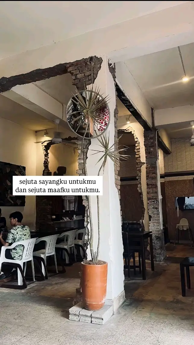 Bahan: 2 cangkir tepung terigu 1/2 cangkir tepung beras 1/4 cangkir gula pasir 1/2 sendok teh garam 1/4 sendok teh baking powder 1/2 cangkir air - 1/4 cangkir susu cair 1 butir telur - 1 sendok makan mentega cair Isian (opsional): keju, cokelat, kacang, atau daging sapi/ayam Cara membuat: 1. Campurkan tepung terigu, tepung beras, gula pasir, garam, dan baking powder dalam wadah. 2. Tambahkan air, susu cair, dan telur. Aduk hingga rata. 3. Tambahkan mentega cair dan aduk hingga rata. 4. Panaskan wajan martabak atau teflon dengan api sedang. 5. Tuang adonan ke dalam wajan dan masak hingga muncul gelembung-gelembung kecil. 6. Tambahkan isian sesuai selera. 7. Lipat martabak menjadi dua dan masak hingga matang. 8. Sajikan martabak spesial dengan topping sesuai selera. Tips: Pastikan wajan martabak atau teflon sudah panas sebelum menuang adonan. - Jangan terlalu banyak menambahkan isian agar martabak tidak terlalu berat. Martabak spesial dapat disajikan dengan saus atau kecap manis. Semoga Anda menikmati martabak spesial buatan sendiri! #fyp #lewatberanda  #galau #beranda #fypage #foryoupage #quotes #manusia #manusiabiasa #lebihbaikdisini 