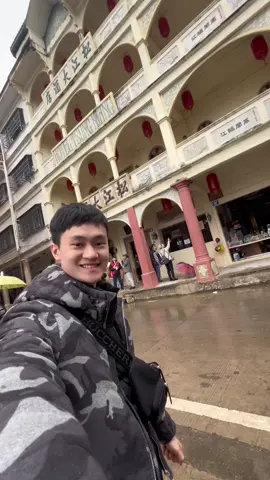 🇨🇳 KENAPA KALIAN HARUS KE MOYAN, MEIZHOU, CHINA? 🧳✨ Kalau kamu punya darah Tionghoa, perjalanan ini bukan cuma liburan… tapi pulang ke akar. Di Meizhou, khususnya Moyan, kamu bisa melihat langsung tempat asal leluhur kita dulu sebelum merantau ke Indonesia. ⠀ 🏮 Dari rumah-rumah tradisional Hakka, kuil keluarga, sampai museum budaya — semuanya menyimpan kisah tentang siapa kita, dari mana kita berasal, dan bagaimana perjalanan itu dimulai. ⠀ Ini bukan perjalanan biasa. Ini adalah cara untuk menghormati sejarah keluarga dan memahami jati diri. ✨ Dan sekarang aku lagi buka PRIVATE CULTURAL TOUR ke Meizhou! 🧭 Perjalanan ini akan membawa kamu menyusuri akar sejarah keluarga lewat pengalaman 6 hari 5 malam yang penuh makna dan otentik. 📍 Destinasi utama: 	•	Songkou Port & Tsung Kiang Hotel legendaris 	•	Desa Hakka & kuil leluhur 	•	Meijiang River & Museum Budaya Hakka 	•	Kota kuno Meizhou & ragam kuliner khas Hakka ! 🧳 Fasilitas all-in: 	•	Tiket pesawat PP Jakarta–Guangzhou 	•	Hotel bintang 4 	•	Makan 3x sehari (kuliner Hakka) 	•	Bus pribadi & tour guide lokal 	•	Tiket masuk, asuransi, dan dokumentasi profesional 📅 Batch 1: 5–10 November 2025 (hampir full booked) 📅 Batch 2: 27 November – 2 Desember 2025 🎟 Harga early bird: Rp16.800.000 (sampai 31 Juli!) 🪑 Kuota hanya 25 peserta per batch! 💬 DM aku dengan kata “MAU IKUT” untuk itinerary lengkap dan pemesanan slot. 🌏 Jangan cuma mendengar cerita masa lalu — ini waktunya kamu melangkah sendiri ke tanah leluhurmu. 🗣 Ngai dai nyi hang hang hi Meizhou (Saya ajak kamu pulang.) #MeizhouTrip #HakkaIndonesia #MeizhouTour #TionghoaIndonesia #ChristopherYoung #DiasporaTionghoa #Meizhou2025 #TourMeizhou #Meizhou #Hakka 