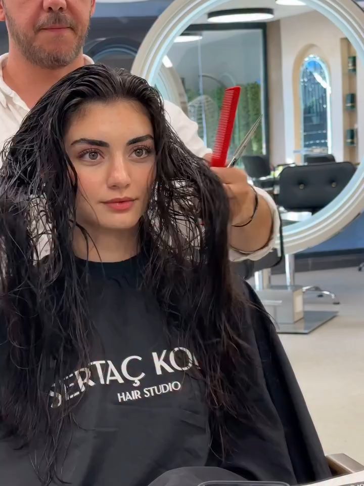 ✨ Güzel Enerjisiyle Özge Törer Salonumuzdaydı ✨ Ekranların sevilen ismi, başarılı oyuncu Özge Törer her zamanki gibi salonumuzu ziyaret etti. Kendisine özel bir saç bakımı uyguladık ve enerjisine uygun, zarif bir kesim yaptık. Kuruluş Osman dizisindeki güçlü duruşunu, doğal güzelliğiyle birleştiren Özge Hanım, hem ekranlarda hem de gerçek hayatta ilham veren bir kadın. Zarafeti, samimiyeti ve ışıltısıyla salonumuza renk kattı. 💫 Her zaman bekleriz! 🙌 @ozgetoreroffical.1 @ozgetorerbeautyii @ozgetorerbalahatun @ozgeetoreroffical3 @ozgetorerbala007 @ozge__torer #özgetörer #kuruluşosman #saçbakımı #ünlükuaförü #sertackolay #saçkesimi #güzellikanlamkatar #kuaförsanatı #doğalgüzellik #istanbulkuaför #saçtrendleri