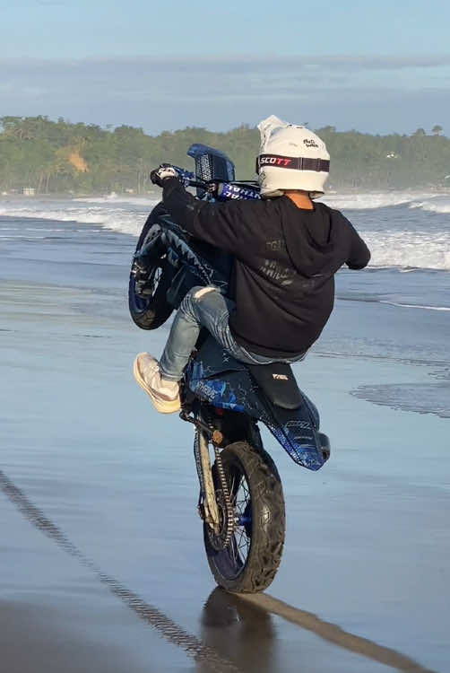 Supermoto Wheelie This video was made by professional talent and was done in an open field. This video was only made with the intention of cool and professional visuals. #profesional #teknik #skill #wheelie 