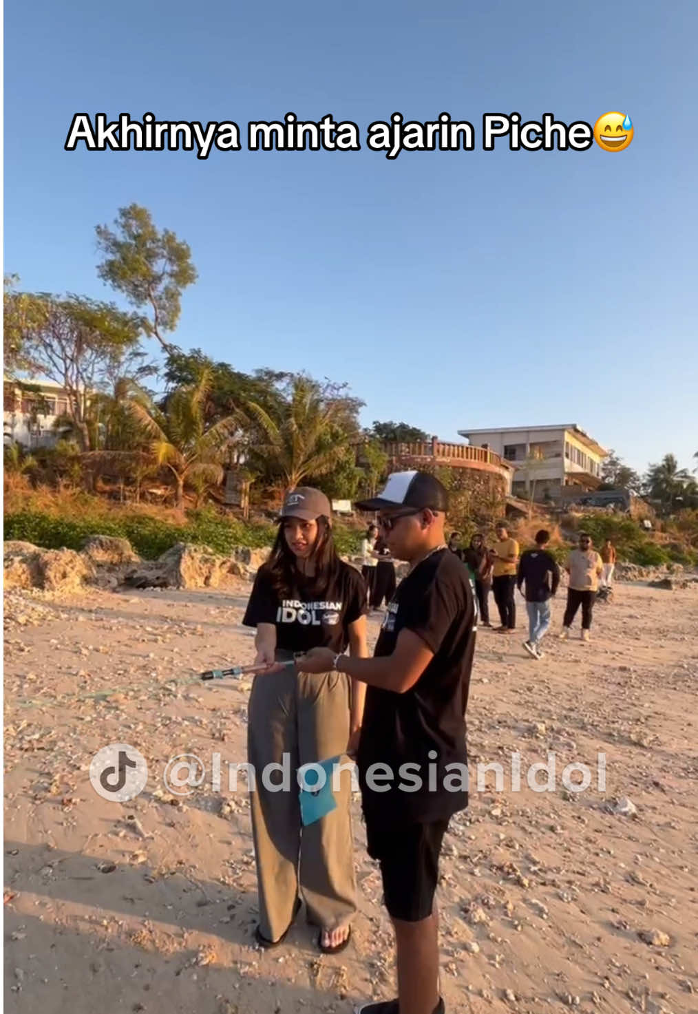 Ada yang baru belajar mancing nih😋 Seruuuu yaa jalan-jalan di Kupang✨ #IndonesianIdolXIV #HomeOfTheIdols #AkuAudisiDiKupang #IndonesianIdol2025 @PICHE @VANESSA ZEE 