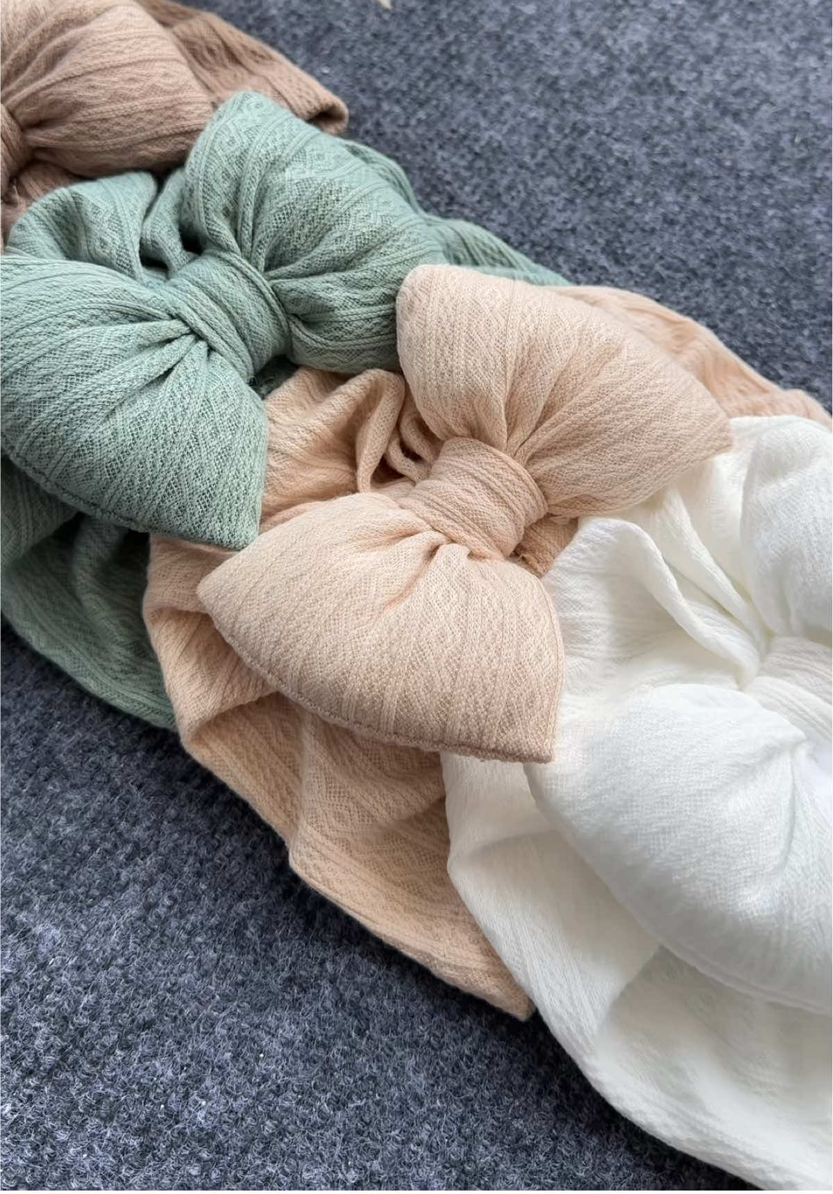 Cute and breathable turban cap/headwrap with bow available . Size:0-24month Colour:as shown Dm for more details Delivery All over Nepal #Intotrenkids#BabyFashion #Babyphotoshootdress #NepaliOnlineStore #DeliveryAllOverNepal #foryoupage #fyp #fy  #onlineshopping #tiktok  #facebook #happyshopping #cutebaby #kidsfashion #babymusthave#turban