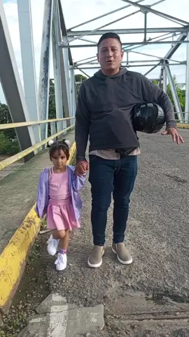 La frontera de Venezuela con colombia solo un paso divide estos dos hermosos países Dios les bendiga  guasdualito lo más bello del mapa 
