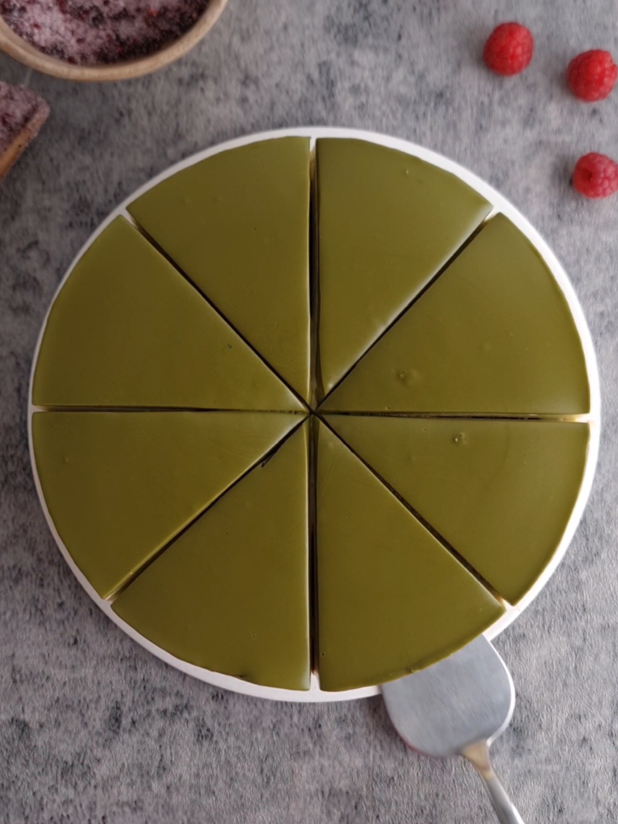 Tiramisu pistache  Pour imbiber les boudoirs : 250g de framboises  1càs de sucre  Verser tout dans une casserole, porter à ébullition puis laisser refroidir. Pour la crème : 3 jaunes d’oeufs 500g de mascarpone  60g de sucre en poudre  1càs de crème de pistache  300g de crème entière froide  Fouetter les jaunes d'œufs avec le sucre, ajouter le mascarpone et la pâte de pistaches. Fouetter la crème froide puis incorporer au mélange mascarpone. Monter le gâteau, réserver au frais une nuit  Glacer avec la pâte de pistache. 🇬🇧 Pistachio and Raspberry Tiramisu To soak the ladyfingers: 250g raspberries 1 tbsp sugar Pour everything into a saucepan, bring to a boil, then let cool. For the cream: 3 egg yolks 500g mascarpone 60g caster sugar 1 tbsp pistachio cream 300g cold heavy cream Whisk the egg yolks with the sugar, add the mascarpone and pistachio paste. Whisk the cold cream, then fold into the mascarpone mixture. Assemble the cake and refrigerate overnight. Ice with the pistachio paste.