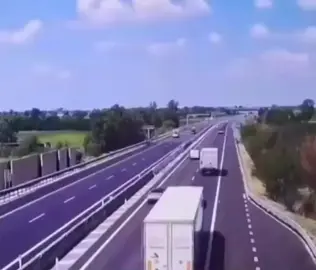 🇮🇹 AVIÓN SE ESTRELLA EN AUTOPISTA ITALIANA Y DESATA MURO DE FUEGO Una avioneta cayó sobre una autopista en Italia, provocando un incendio mientras los autos pasaban. Murieron un hombre de 75 años y una mujer de 60. La causa aún se investiga, según Brescia Today.