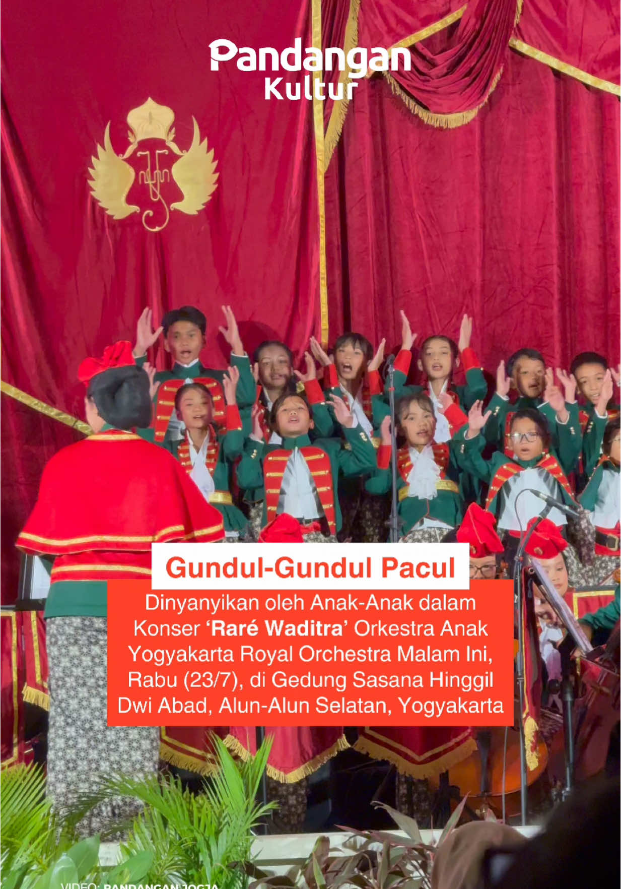 Dalam rangka memperingati Hari Anak Nasional 2025, Kawedanan Kridhamardawa Karaton Ngayogyakarta Hadiningrat mempersembahkan Konser Raré Waditra pada Rabu, (23/7) 2025 pukul 19.00 WIB di Kagungan Dalem Gedhong Sasana Hinggil Dwi Abad, Alun-Alun Selatan Yogyakarta. Pentas ini menampilkan: • Raré Waditra (orkestra anak) Yogyakarta Royal Orchestra • Paduan Suara Anak @omahcangkem (Icipili Mitirimin) Salah satu lagu yang akan dibawakan adalah Gundul-Gundul Pacul. Lagu yang lekat di telinga generasi kecil Jawa. Masih ingat memori masa kecilmu saat menyanyikannya? #yogyakartaroyalorchestra #yro #orkestraanak #omahcangkem #alkid #gundulgundulpacul #kratonjogja #kratonjogjaevent #pandanganjogjakultur #pandanganjogja 