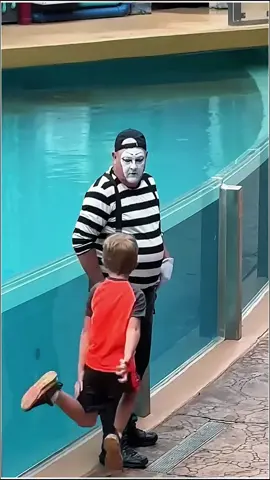 Tom funny! #mime #funny #funnyvideos #seaworld #viral #tomthemime #orlando #clown #comedy #trending #tomtheseaworldmime 
