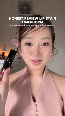tbh sesuai dgn namanya: LIP STAIN. jadi pasti dia akan staining lebih cepet dari lippies lain. overall 9/10 karna aku ga masalah dgn staining / cepet ilangnya soalnya aku suka retouch HAHAHAH (preferensi masing masing aja) #timephoria #lipstain #makeupreview #lippies #fyp #masukberanda #honestreview 