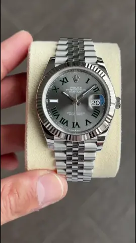 Elegância com personalidade: Datejust Wimbledon. O Rolex Datejust com mostrador cinza e numerais verdes em estilo romano — conhecido como “Wimbledon” — é a união perfeita entre tradição e ousadia. Detalhes refinados como o bezel canelado e a pulseira Jubilee fazem desta peça um verdadeiro clássico moderno. Informações via Direct WhatsApp: (18) 98128-7878 #tekkenluxury #fyp #foryo #review #relogio #relogiosmasculinos #relogiosfemininos #luxurywatches #relogiodeluxo #altarelojoaria #fullset #unboxing #rolex #rolexdatejust  #rolexdatejustwimbledon