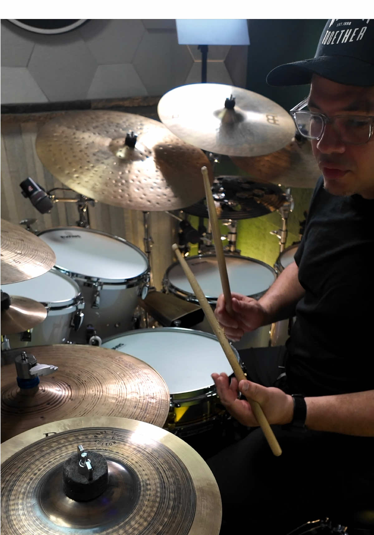 Some Chopz with a “Properly Tuned” Piccolo Snare 🥁 . . . . . SETUP: Cymbals All MEINL. 8”Pure Alloy Custom Splash/10”Byzance Polyphonic Splash Cymbal Stack  15” Byzance Foundry Reserve  Hats  18” Byzance Foundry Reserve Crash  6”  Byzance Traditional Splash 22” Byzance Foundry Reserve Light Ride 16” Classics Custom Dark Trash Stack  18” Byzance Jazz Extra Thin Crash  20” Byzance Foundry Reserve Crash w/Cymbal Bacon  Drums  Yamaha Absolute Hybrid Maple - Polar White 10x7 Rack Tom 12x8 Rack Tom 14x13 Floor Tom 16x15 Floor Tom 22x14 Bass Drum Snare Drum 14x3.5” Yamaha SD-493 Piccolo Brass  Percussion Meinl MJ Signature Groove Bell  Heads Toms/Snare EVANS UV1  Kick Drum: EVANS UV EQ4 Coated  Sticks Meinl Stick & Brush Vlade Guigni Signature Prototype  . . . . . . . #drumninja #yamahadrums #vladeguigni #meinlcymbals #meinlstickandbrush #evansdrumheads #audimute #soundoverchops ‎#בלי עין הרע #seelectronics #yeahman #cool @Meinl Cymbals @Meinl Stick & Brush @cymbal.resonance.system @Evans Drumheads @Yamaha Music 