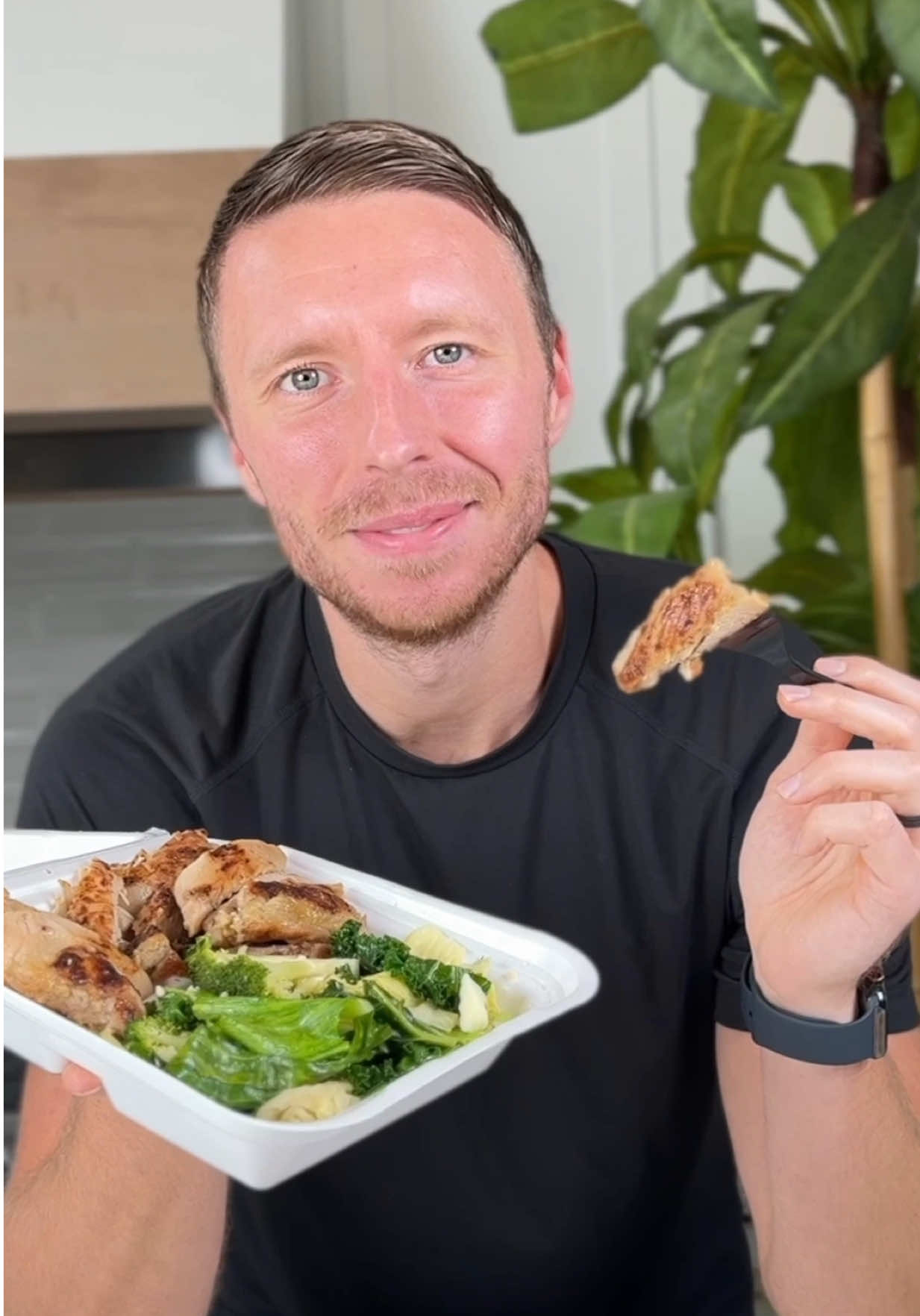 Who here likes that I post healthier options on the go to help you hit your protein goals?! ❤️ This order for example: 2 scoops of teriyaki chicken + super greens has 60g protein and under 500 calories 🙌