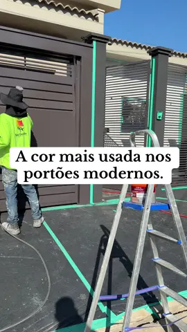 Hoje foi dia de dar vida nova ao portão com esmalte sintético brilhante! Além de deixar um acabamento bonito e moderno, esse tipo de tinta ainda tem um brilho que ajuda a proteger mais — quanto mais brilho, maior a resistência à ação do tempo. Perfeito pra quem quer durabilidade, praticidade e estética de alto padrão. #PinturaDeQualidade #clientes #casas #acabamento #arquitectura #casasmodernas #obra #altopadrao 