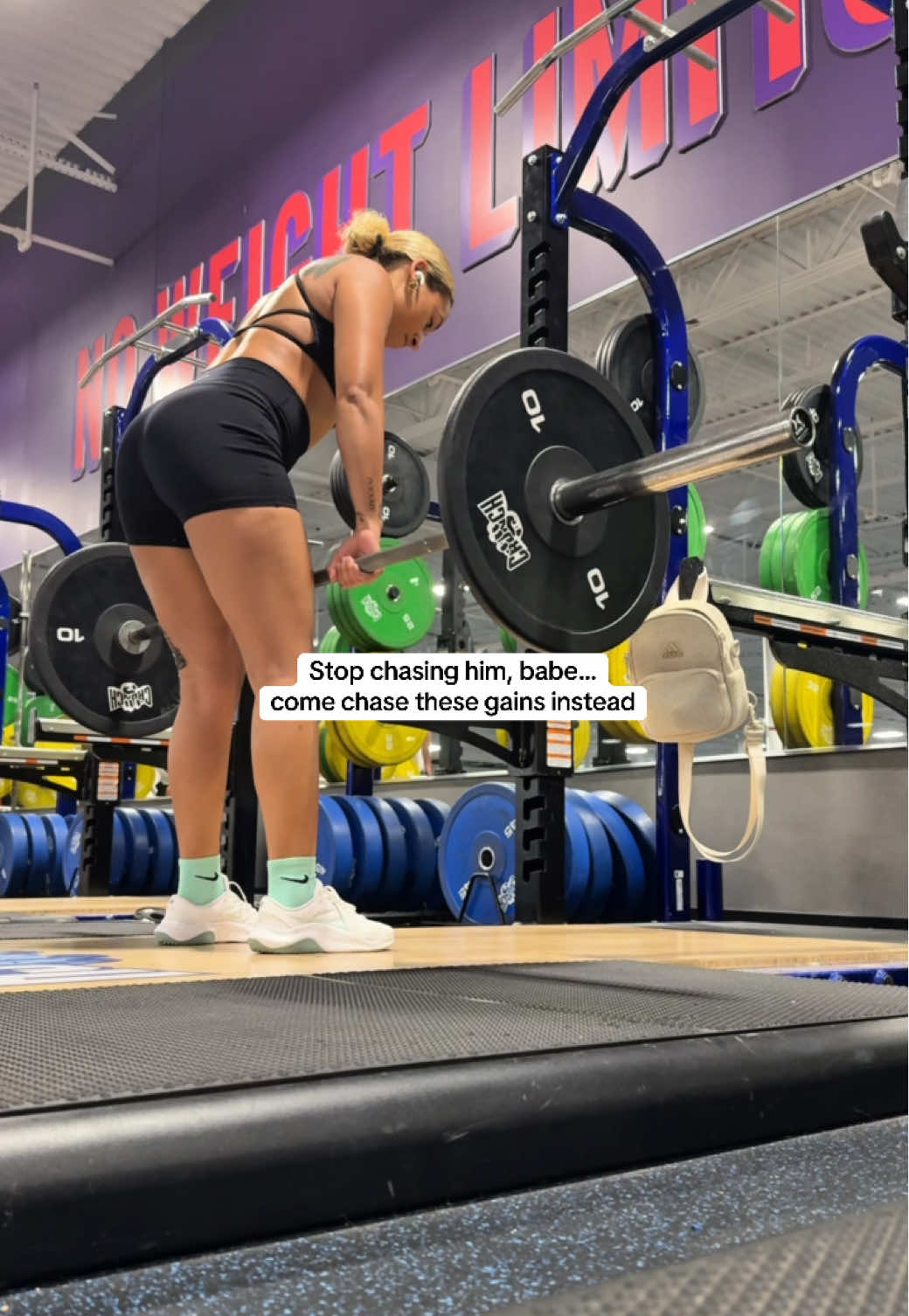 Going to the gym fixes your problems sis..😏 #gymhumor #foryoupage #backworkout #girlsthatlift #gains 