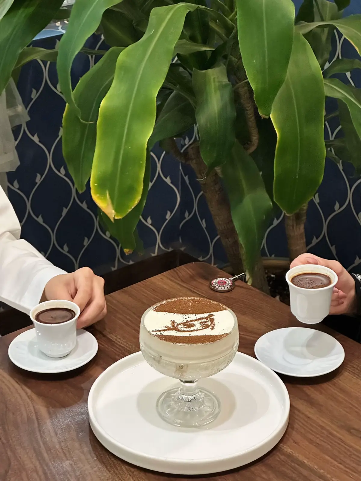 ما تكمل لحظتك بعد ألذ عشاء إلا بالتيراميسو اللذيذ شاركوا من تحبون هذه اللحظة مع القهوة التركية🤍 #الخرج #fyp #واجهة_الخرج #explore #اقلو 
