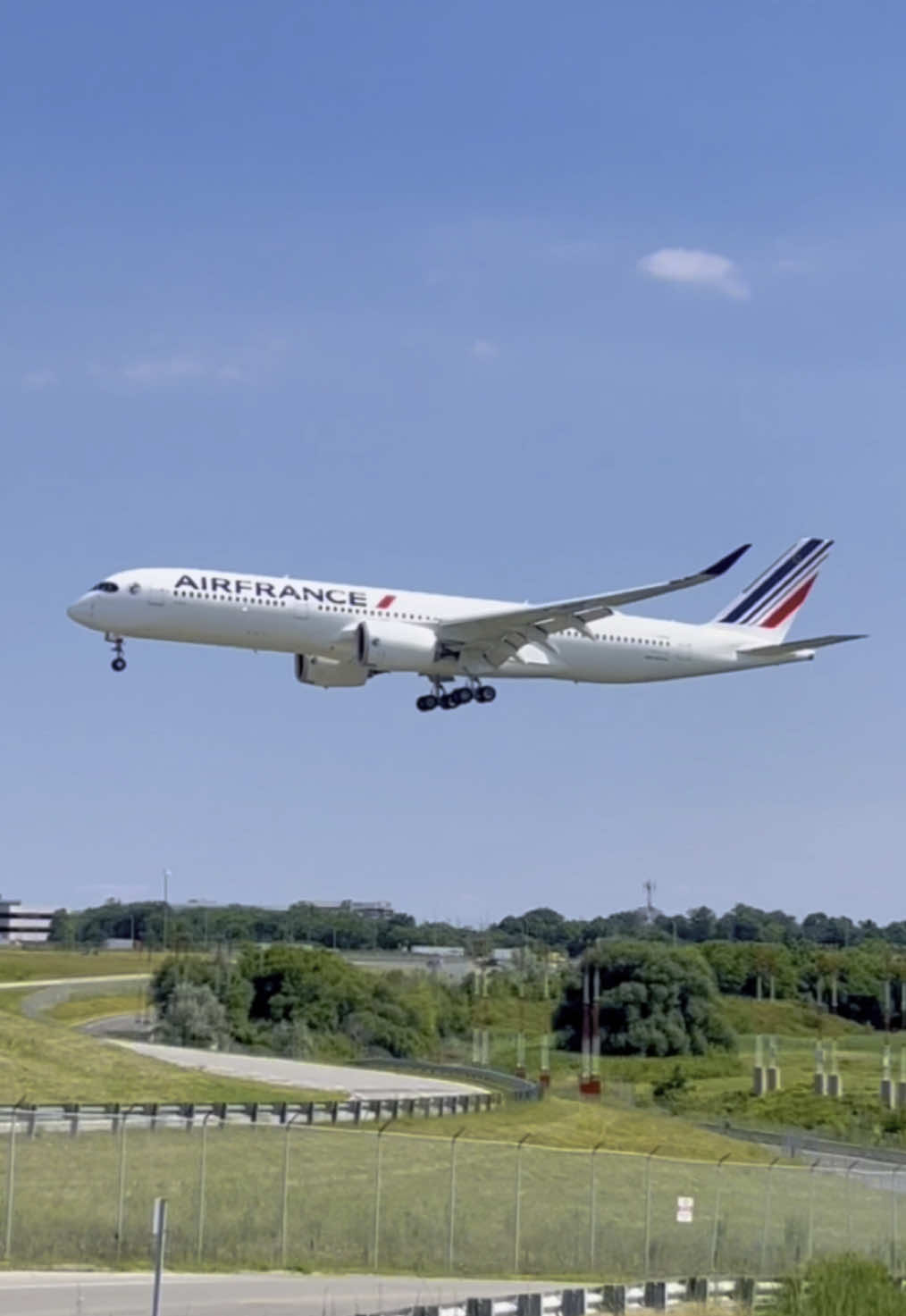 Air France Airbus A350-9 landing in Toronto (CYYZ) on runway 06L - got sm clips yesterday- filmed on iPhone 13 📸 - #cyyz #toronto #fyp #blowthisupforme #planes #iphone13 #xybca #torontopearsonairport #landing #airbus #a350 #airfrance @A6-XWA ✈️ @Boeing 777-F @AVIATION_YYZ_SPOTTER @D-ABTK @YYZ-Spots🇨🇦 @✈️Aviation_YYZ✈️ @Raunak @amir @Toronto Pearson @A @Air France 