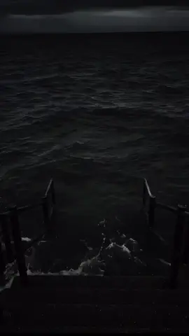 Ядерная подводная лодка ⚓️🚢 — это стратегическое оружие, способное действовать скрытно и автономно в океане 🌊. В отличие от дизельных субмарин, она использует ядерный реактор ⚛️, который обеспечивает почти неограниченное время под водой 🕒 без необходимости всплывать. Такие лодки могут нести ядерные баллистические ракеты (ПЛАРБ) 🎯💥 или крылатые ракеты дальнего действия 🚀. Это делает их частью триады ядерного сдерживания вместе с ракетами на суше 🗺️ и авиацией ✈️. На борту часто находятся десятки торпед и несколько баллистических или крылатых ракет 💣. Они оборудованы системами скрытности: шумоподавление 🔇, антирадарные покрытия 🕵️‍♂️, и сложная навигация 🧭. Команда обычно состоит из 100–160 человек 👨‍✈️👩‍✈️, живущих в замкнутом пространстве неделями и даже месяцами 🛌🥫. США 🇺🇸, Россия 🇷🇺, Китай 🇨🇳, Великобритания 🇬🇧 и Франция 🇫🇷 имеют в арсенале такие лодки. Например, американская USS Ohio или российская 