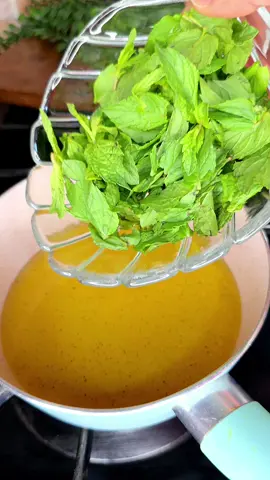 عطار عجوز ابن عطار قالي🥸🚨 إرمي النعناع في الزيت المغلي🫣‼️دا كنز للرجال والنساء والعجوز هيخليك تقف علي رجلك تاني وتوفر كل فلوسك😲😳