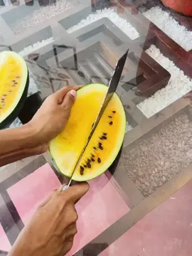 කහ කොමඩු 🍉 කහ කොමඩු යනු එහි දීප්තිමත් කහ මස් සහ මිහිරි රසය සඳහා ප්‍රසිද්ධ අද්විතීය හා ප්‍රබෝධමත් පලතුරකි. සාම්ප්‍රදායික රතු කොමඩු මෙන් නොව, එහි වර්ණය පැමිණෙන්නේ පලතුරු වල රතු පැහැයට වගකිව යුතු සංයෝගය වන ලයිකොපීන් නොමැතිකමෙනි. කහ කොමඩු අප්‍රිකාවේ ආරම්භ වූවක් ලෙස සැලකෙන අතර රතු ප්‍රභේදය ජනප්‍රිය වීමට පෙර වගා කරන ලදී. මෙම පලතුරෙහි මෘදු, මී පැණි වැනි පැණි රසයක් ඇති අතර එය බොහෝ අය භුක්ති විඳිති. එය අඩු කැලරි සහිත වන අතර විටමින් A, C සහ පොටෑසියම් වැනි අත්‍යවශ්‍ය පෝෂ්‍ය පදාර්ථ වලින් පොහොසත් ය. මදය ඉස්ම සහිත වන අතර නැවුම් ලෙස ආහාරයට ගත හැකි අතර පළතුරු සලාද වලට එකතු කළ හැකිය. කහ කොමඩු වල පොත්ත රතු ප්‍රභේදයට වඩා තුනී වන අතර එය පෙති කැපීම පහසු කරයි. එහි අධික ජල අන්තර්ගතය නිසා උණුසුම් දිනක සජලනය සඳහා එය පරිපූර්ණයි. කහ කොමඩු බීජ සහ බීජ රහිත ප්‍රභේද දෙකෙන්ම ලබා ගත හැක.  එහි අද්විතීය වර්ණය එය ඕනෑම කෑමක් හෝ සාදයක් සඳහා ආකර්ෂණීය එකතු කිරීමක් කරයි. කහ කොමඩු උණුසුම් දේශගුණයක් තුළ වර්ධනය වන අතර හොඳින් හිරු එළිය සහිත හොඳින් ජලය බැස යන පසෙහි වර්ධනය වේ. ඒවා සාමාන්‍යයෙන් රතු කොමඩු වලට සමාන ආකාරයකින් වගා කෙරේ, නිතිපතා ජලය දැමීම සහ රැකවරණය අවශ්‍ය වේ. එහි ස්වභාවික පැණි රස බොහෝ වට්ටෝරු වල එයට සීනි එකතු කිරීමක් අවශ්‍ය නොවේ. මිනිසුන් අද්විතීය හා සෞඛ්‍ය සම්පන්න ආහාර විකල්ප සොයන බැවින් කහ කොමඩු වඩ වඩාත් ජනප්‍රිය වෙමින් පවතී. පළතුරු මින්ට්, දෙහි සහ අනෙකුත් නැවුම් අමුද්රව්ය සමඟ හොඳින් සම්බන්ධ වේ. එය ග්රිල් කර හෝ අතුරුපසක් ලෙසද භාවිතා කළ හැකිය. එහි දීප්තිමත් වර්ණය හා මිහිරි රසය සමග, කහ කොමඩු ඇත්තෙන්ම ගිම්හාන කාලයේ ප්රියතම ප්රියජනක පෙරළියක් වේ... 💛💛💛#watarmelon  #yellow #yellowwatermelon #viralvideo #viraltiktok 
