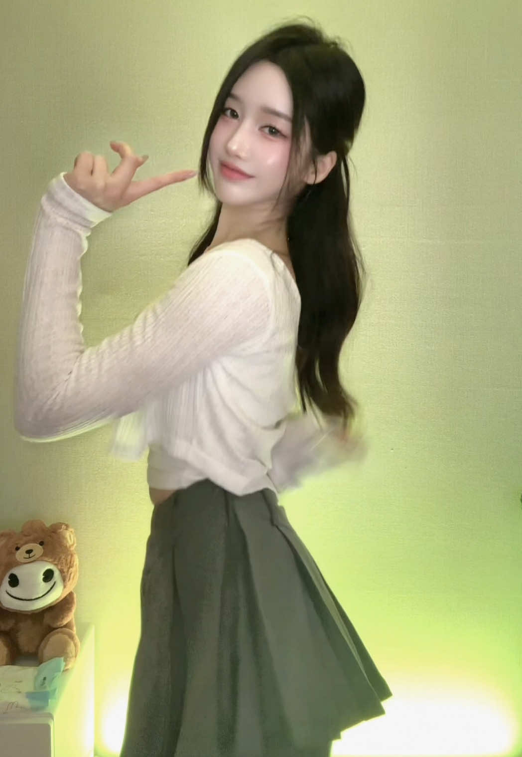 허리에 있는 손 무언가 괴기하다..  제 손 맞아요 ,,,  #추천 #비고라이브 #여캠리액션 #챌린지 