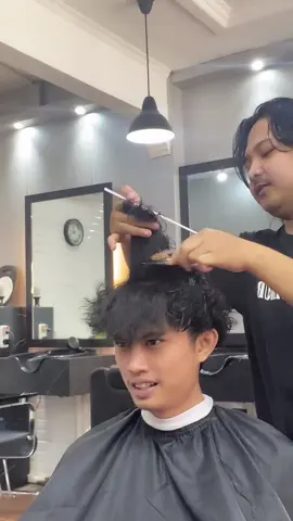 Mau di panjangin tapi di suruh pendek sama obos🥹#haircut #hairstyle #barberindonesia #barbershop #nobbarbershop #jrlusa #blizz#cukuran @fckmersiall 