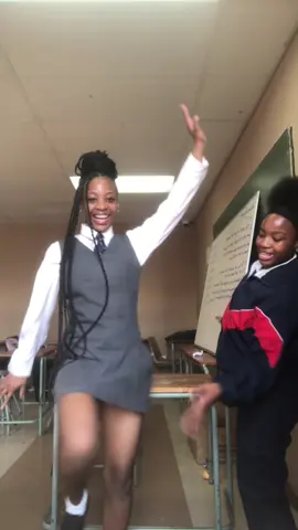 She more hype than me😭🫶🏻#fyp #amapiano #mani 