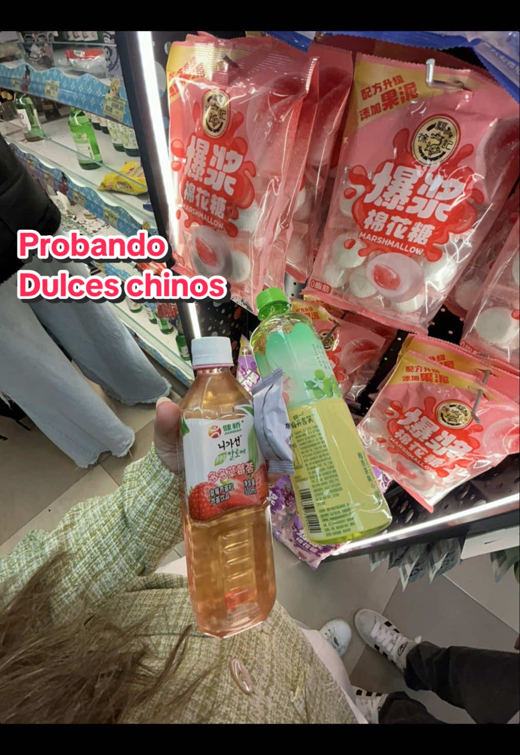 eu gostando de todos os doces chineses porque eram ácidos🥴