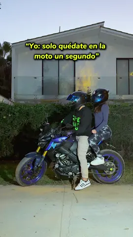 “Yo bajando como si nada… y ella se baja así.” 🥶🛵 @𝐉𝐚𝐳𝐦𝐢𝐧 💫 #novios #parejas #biker #motos #yamaha 