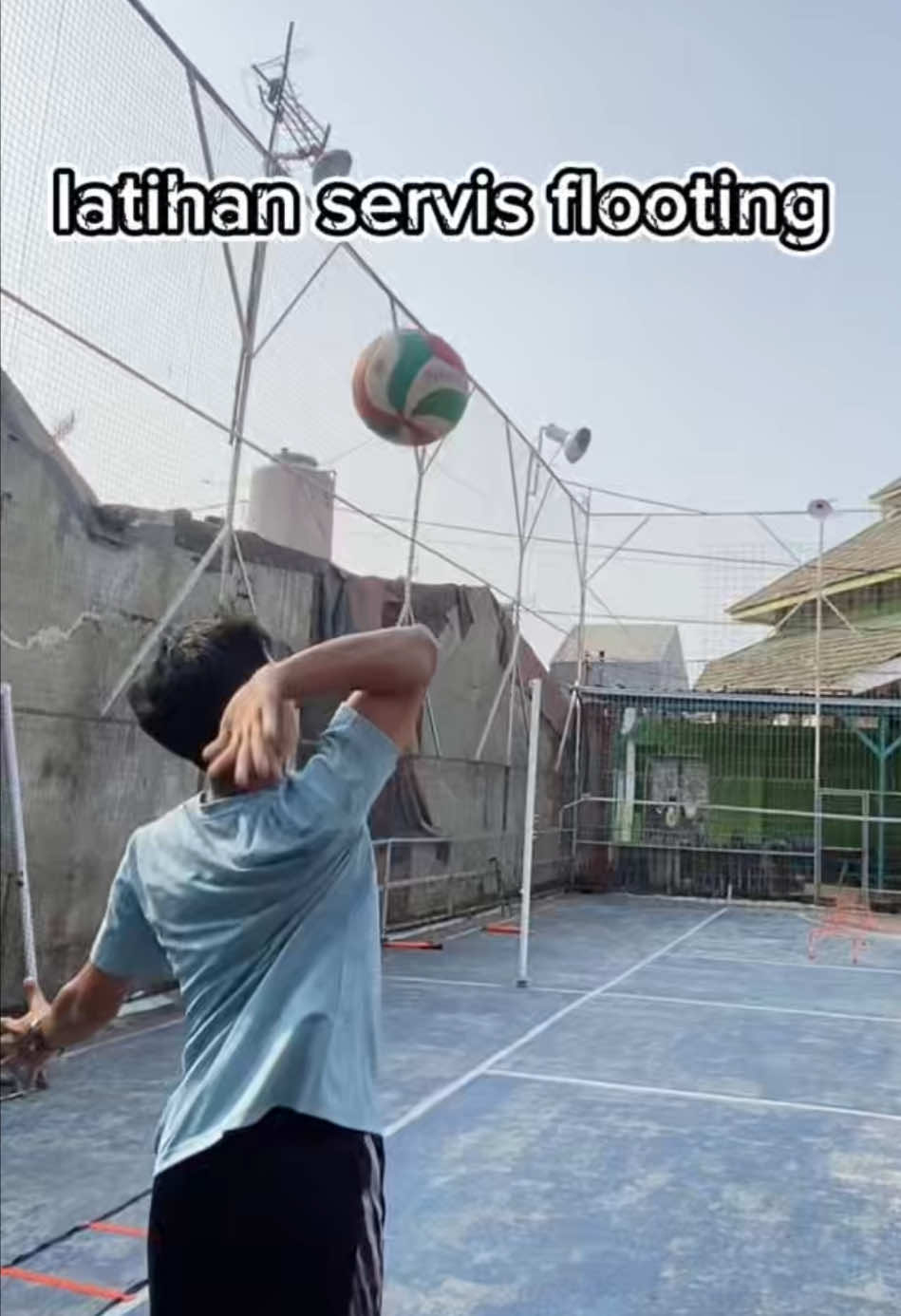 latihan servis flooting dalam bola voli. teknik : 1.lempar bola dengan tangan kiri 2. pukul bola tangan kanan 3.perkenaan pada telapak tangan 4. lempar bola didepan jidat setinggi 2 bola saja 5. tangan pukul bola jangan sampai abis atau sampah bawah cukup setengah saja #fyp #faissqurt #volleyball #fyppppppppppppppppppppppp #kotabekasi #voliasik #spike 