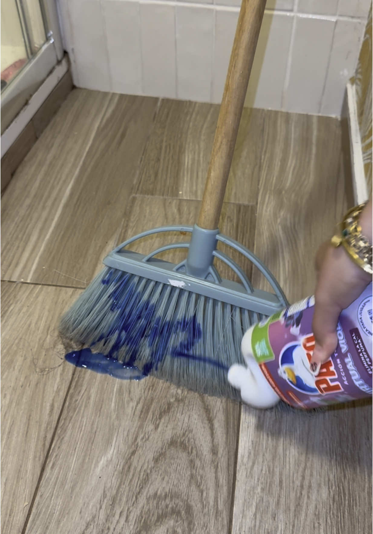 Vous aussi vous avez une soeur pareil mdr ?? #pourtoi #viralvideos #viralvideos #nettoyage #nettoie #menage #menage #menagemaison #soeur #routinemenage #cleanwithnjo #serpillere #mousse #menager #routinemenage #percer #cleaning #menagemaison #menagefacile #nettoieavecmoi #nettoie #mousse #fyp #clean #maison #maisonpropre 