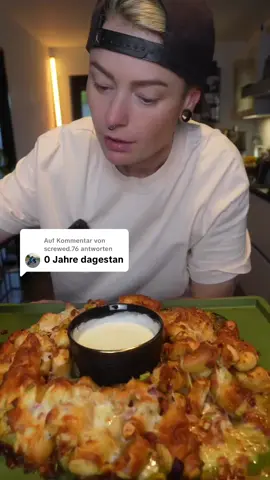 Antwort auf @screwed.76   Anzeige/eigene Gewürze 🌱❤️ REZEPT⤵️ Perfekt zum Dippen – knusprig, würzig & einfach gemacht 🗃️Zutaten (nach Gefühl) 	•	6 TK-Brezeln (ca. 15 Minuten angetaut & in Stücke geschnitten) 	•	Öl (zum Besprühen) 	•	2–3 Frühlingszwiebeln, fein geschnitten 	•	Eine Handvoll Schinkenwürfel 	•	1 kleine rote Zwiebel, gewürfelt 	•	Mediterrane Gewürzmischung von der Genussmanufaktur Trier 	•	Geriebener Käse 	•	Mozzarella (in kleinen Stücken) 🍳 Zubereitung 	1.	Die aufgetauten und geschnittenen Brezelstücke in eine Schüssel geben. 	2.	Mit etwas Öl besprühen und gut durchmengen. 	3.	Frühlingszwiebeln, rote Zwiebeln und Schinkenwürfel hinzufügen. 	4.	Nach Geschmack mit der mediterranen Gewürzmischung würzen. 	5.	Geriebenen Käse und Mozzarella untermengen. 	6.	Die Mischung kranzförmig auf ein mit Backpapier belegtes Blech geben, die Mitte freilassen (hier kommt später der Dip rein!). 	7.	Im vorgeheizten Ofen bei 170–180 °C (Ober-/Unterhitze) backen, bis die Brezelstücke durch und leicht gebräunt sind. 🥣 Für den Dip 	•	Joghurt 	•	Schmand oder saure Sahne 	•	1 Knoblauchzehe (gepresst oder fein gerieben) 	•	Kräutersalz der Provence von der Genussmanufaktur Trier Alles verrühren, in die Mitte des Brezelkranzes geben und direkt servieren! #dargestan #foodtrend #brezel #recipesoftiktok #Recipe #schnelleküche #flammkuchen 