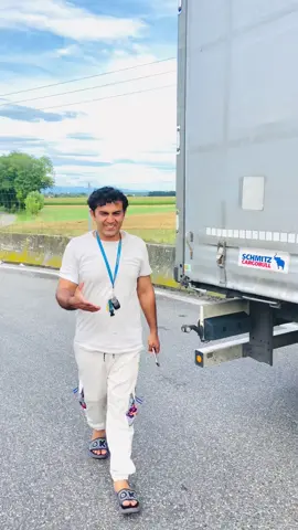 @zubi My parking instructor for today 😂 #mirza_trucker_europe #truckers 