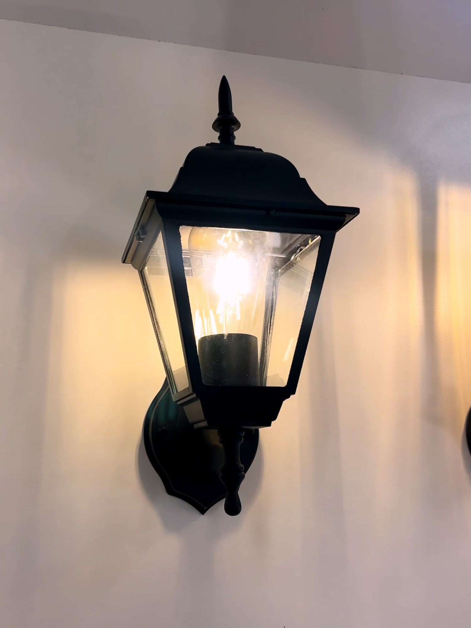 ✨ Elegância Colonial para Áreas Externas: Arandela de Parede Alumínio Preto LCG Eletro! 🏡 Transforme a iluminação da sua casa com o charme clássico dessa peça em alumínio preto com 4 faces em vidro, mostrada na nossa live do TikTok! 🖤 Design colonial atemporal, material resistente e iluminação ampla com a qualidade da LCG Eletro! ✨ Ilumine com estilo e segurança! 😉 #arandelaexterna #iluminaçãoexterna #estilocolonial #alumíniopreto #decoraçãoexterna #jardim #fachada #lcgeletro #tiktokbrasil #homedecor #lumináriaexterna #casa #segurança #clássico #promoção #oferta #live #eletro