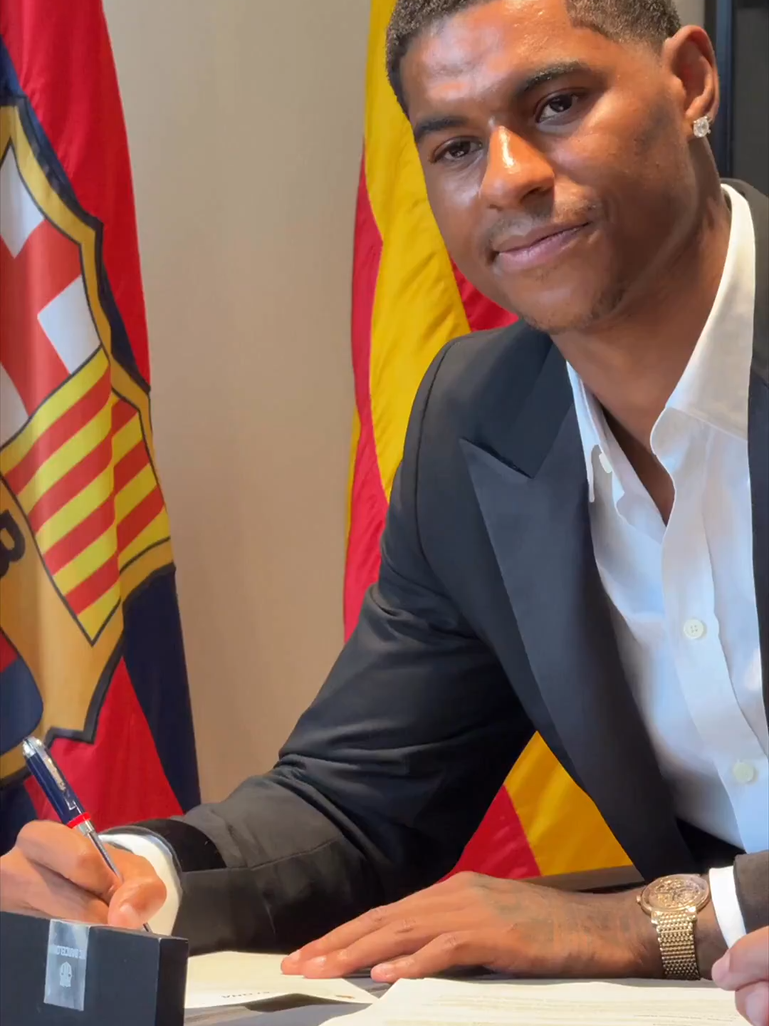 🔏 Marcus Rashford signe son contrat avec le Barça ! 🤩 📸 FC Barcelona #rashford #barcelona #barcelone #liga #football #vidéo