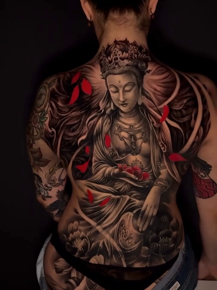 Awesome black and red Back tattoo artwork done by tattoo artist © Ezequiel Viapiano from  Rosario, Argentina.  #worldtattoogallery #tattoomagazine #tattoomagazin #tattoodesign #tattoowork #tatuagem #tatowierung #tattoolovers #tetovani #tetovanie #tattoomag #tattoolife #backtattoo #backtattoos