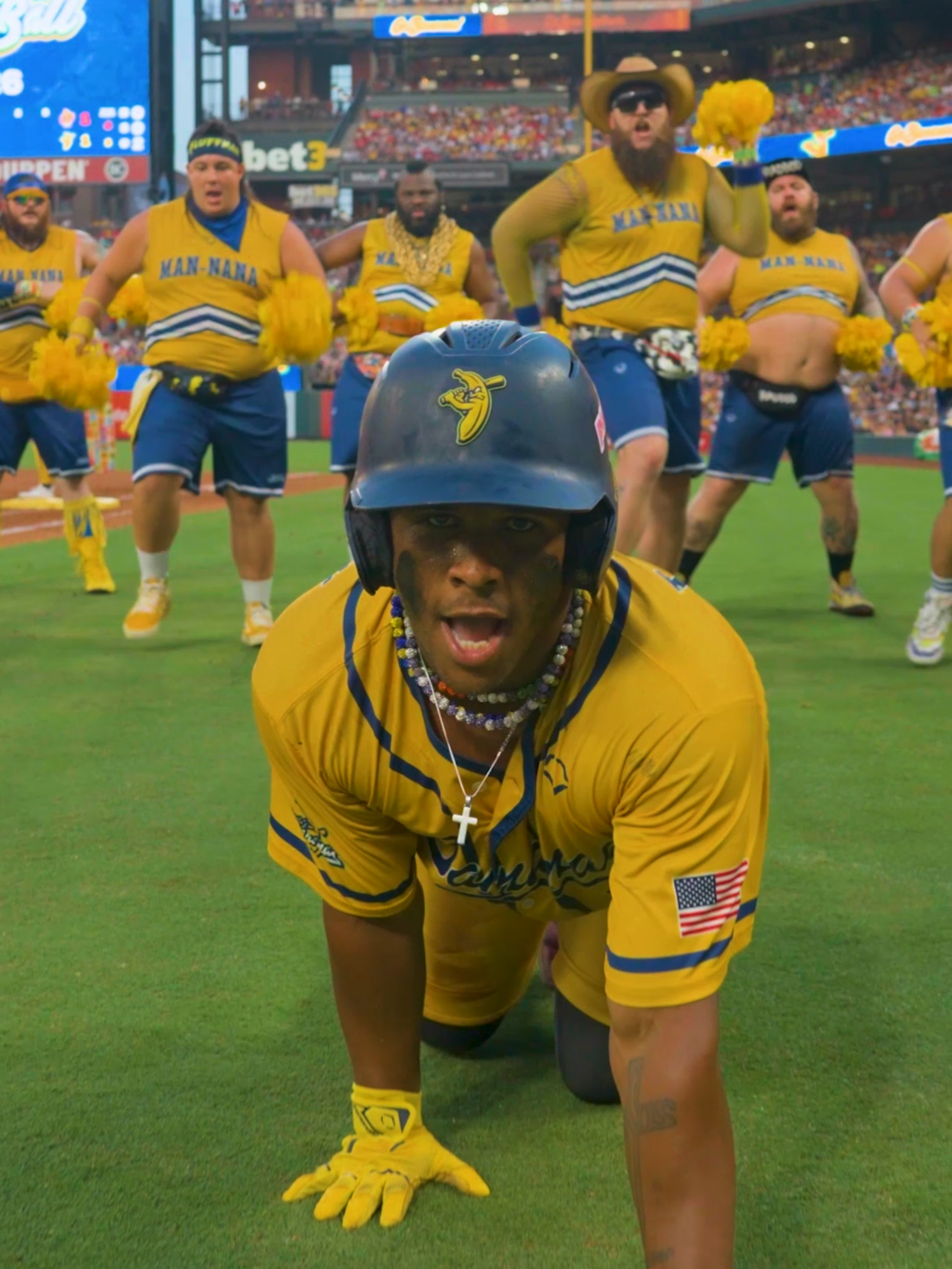 there is nothing else to say besides they ate this up🤷‍♂️ @tyy2flyy #savannahbananas #bananaball #britneyspears #gimmemore #transition