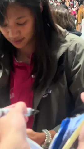 she’s so nice too 🥹🫠  #beadeleon #PVLtour #creamlinecoolsmashers #pvlinpassi 