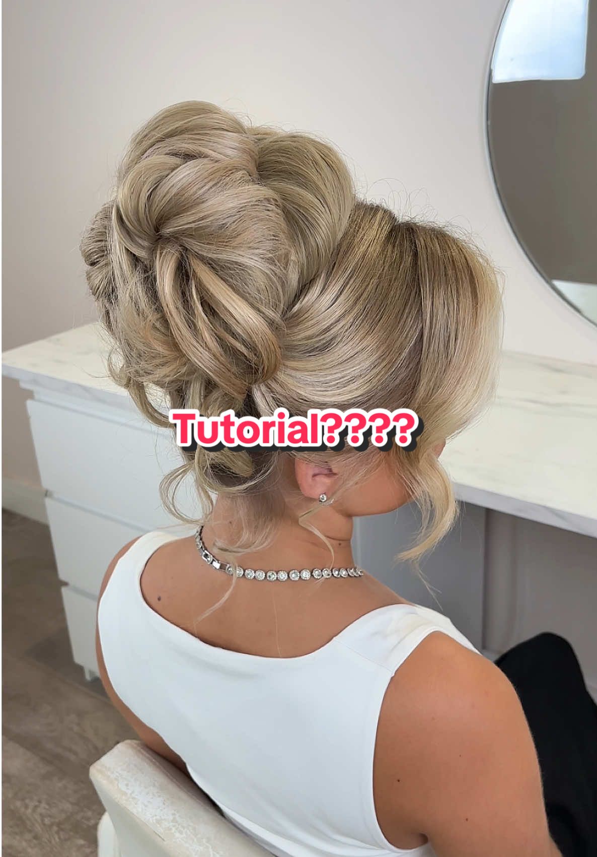 Who wants a tutorial for this style ??? 👀 #pammy #pammybun #hairtutorials #hairup #updo #fyp 