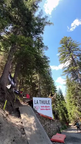 Coming in hot 🥵 #ucimtb #WorldSeries #mountainbike