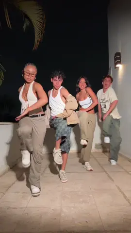 Tenho mais um vídeo (o último) da casa chango? Posso gente?🥹🥹(Cadelinhas da @tate mcrae tbm hihihi❤️)