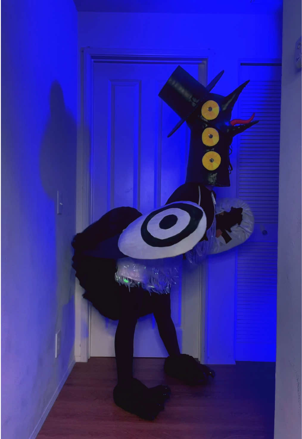 💅🏼✨😌And SOME call this FLIRTING😌✨💅🏼 #kpopdemonhunters #kpopdemonhuntersbird #kpopdemonhuntersbirdcosplay #kpopdemonhunterscosplay #bird #birdcosplay #sussie #magpie #sussiecosplay #birdcostume #netflix #derpyandsussie @Netflix @Netflix Geeked 