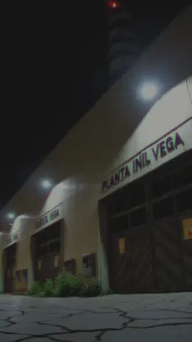 Historia de Terror: Turno Nocturno en la Fábrica Industrial VEGA🏭 | #turnonocturno #horror #analoghorror #terror  #terroranalogico #parati #viral #fyp  #miedo #horrorstory #horrorstories  #horrortok #horrorseries #vhsfilter  #VHSHorror #creepypasta  #HorrorShort #analogcore #psychologicalhorror  #LiminalSpace #HorrorTok #distortedreality  #CursedTape #Uncanny #alternatereality 