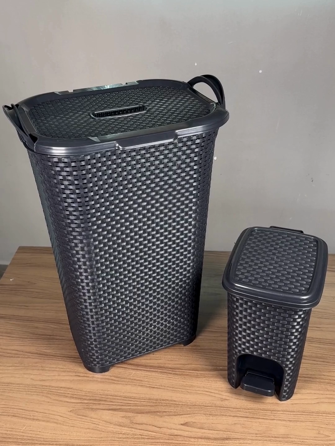 🖤 Se tem uma coisa que une beleza e praticidade, é esse conjunto aqui! A lixeira com pedal e o cesto com acabamento rattan trazem um toque moderno e sofisticado pra qualquer ambiente — além de serem super funcionais! ✨ Combina com qualquer decoração ✨ Material resistente e fácil de limpar ✨ Design que faz diferença no seu espaço E o melhor: tá rolando FRETE GRÁTIS + CUPOM aqui na nossa loja do TikTok Shop 🛒 #ComprinhasOnline #AchadoDoDia #tiktokshop #TrendingNow #AchadinhosTikTok #pinterest #FypBrasil #shopee #FreteGrátis #ASMR #comprasonline #achadinhosshopee